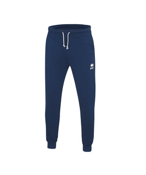 Especificaciones: Pantalón confeccionado en tejido mezcla de algodón y poliéster con interior polar. Cintura ajustable con cordón, bolsillos abiertos y logo Errea bordado en la parte delantera de la pierna izquierda. Ajuste relajado a lo largo de la pierna y puño de canalé en la parte inferior Uso: Tiempo libre Ajuste: Regular
