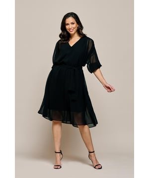 Kies voor elegantie en comfort met deze modieuze zwarte kaftan. Deze zomerse kaftan met driekwart mouwen heeft elegante, wijd uitlopende mouwen die nonchalant over de schouders vallen. De tijdloze zwarte kleur maakt dit kledingstuk een trendy aanvulling op elke garderobe. Het elastiek aan de onderkant zorgt voor een smock-effect, terwijl de diepe V-hals en oversized pasvorm de kaftan een modieuze uitstraling geven. Gemaakt van semi-transparante voile stof met bijpassende onderjurk voor een luchtig effect, terwijl de bijpassende losse ceintuur de taille mooi accentueert. Dit oversized model biedt een casual en comfortabele look, terwijl je toch volledig vrouwelijk blijft.