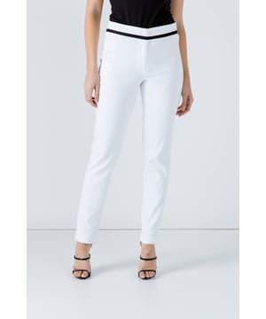 Pantalón entallado de gabardina elástica tejida. Raya negra en contraste en la parte inferior de la cintura. Cierre delantero con botón blanco decorativo y cremallera oculta. Largo: 7/8 Nuestra modelo mide 178 cm y lleva la talla 36. Medidas para la talla 38 (en cm): Largo del cuerpo-97; Cintura-39; Dobladillo-45. La prenda es entallada.