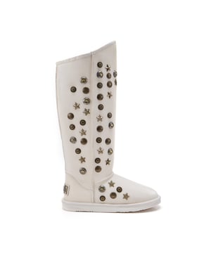 Pale light wave finish
100% Grade A EcoTan twin face sheepskin
Antique metal studs
EVA/rubber sole