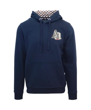 Aquascutum AQ 1851 Patch Logo Marineblauer Kapuzenpullover. Dieser marineblaue Kapuzenpullover mit AQ-Logo von Aquascutum ist die perfekte Mischung aus modisch und funktional. Es besteht aus einem leichten, atmungsaktiven Stoff und verfugt uber ein stilvolles Logo-Detail, das jeden Freizeitlook aufwertet. Bleiben Sie heute warm und stilvoll mit Aquascutum!. Elastische armelenden und Taille, Kapuze mit Kordelzug. Kapuzenpullover aus 100 % Baumwolle, grosse Kangurutasche. Normale Passform, fallt der Grosse entsprechend aus. Stilcode: FC1423 85