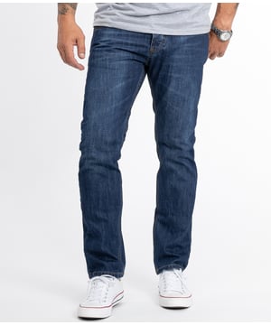 Ein Klassiker für Arbeitsalltag, Freizeit und Urlaub ist die Blue Jeans im Comfort Fit! Viele unserer hell- bis dunkelblauen Herren Jeans gefallen mit coolen Waschungen im Used-Look. Die lässig sitzenden Hosen verfügen über gerade geschnittene Beine, das typische 5-Pocket-Design und ein Lorenzo Loren Patch. Neben praktischen Bundschlaufen besitzen sie einen Verschluss mit Knöpfen oder Zipper. Unsere Herren Jeans bestehen zu 100% aus Baumwolle oder haben einen hohen Baumwoll Anteil. Bei einigen Modellen sorgt ein Stretch-Anteil für die perfekte Passform.