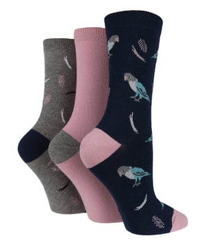 Egal, ob Sie jemandem eine Freude machen wollen oder sich selbst, diese Wild Feet Geschenksocken aus Baumwolle sind das perfekte Geschenk für alle! Die Socken von Wild Feet bestehen aus Baumwollfasern, die sie sehr atmungsaktiv und bequem machen und den ganzen Tag über getragen werden können! Jede Box enthält einen Mix aus drei Designs, zwei Paare mit originellen Motiven und ein unifarbenes Paar, das sich für alle Gelegenheiten eignet. Diese Socken eignen sich hervorragend zum Füllen von Strümpfen! Es gibt sie in einer Vielzahl von Designs und Farben für jeden Geschmack. Wählen Sie zwischen Hasen, Pudeln, Walen und vielen anderen Motiven - wir glauben, Sie werden begeistert sein! Diese Socken werden im 3er-Pack geliefert und bestehen aus 76% Baumwolle 22% Polyamid 2% Elastan. Sie sind für Frauen in den Größen 4-8 UK. Sie sind außerdem maschinenwaschbar.
