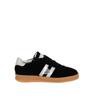 Atadas con cordones, estos zapatos proporcionan un ajuste perfecto al pie, lo que los hace cómodos para el uso diario, a la vez que elegantes y estilosos.

La punta redonda les añade un look clásico que nunca pasa de moda, al mismo tiempo que ofrece comodidad durante todo el día.

En la lengüeta y en los laterales, el nombre de la marca se destaca sutílmente, resaltando su exclusividad y alta calidad, lo cual sin duda atraerá miradas y agregará prestigio a cualquier estilo.

La suela con logo no solo proporciona excelente adherencia y estabilidad, sino que también es un elemento distintivo que remarca la atención a los detalles y la singularidad del producto.

Hechos de cuero ecológico de alta calidad, estos zapatos combinan durabilidad, comodidad y elegancia, lo que los convierte en la elección perfecta para diversas ocasiones, desde paseos cotidianos hasta eventos más formales.

Empacados en una caja de la firma, estos zapatos están listos para ser entregados como un elegante regalo que sin duda deleitará a cualquier amante del buen estilo y la alta calidad de fabricación.