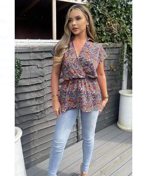 Our Navy and Orange Floral Print Wrap Top is perfect to dress up or
down! Featuring a shirt collar v-neck, elasticated waist and wrap hem,
we'll be pairing with jeans and sandals this season!

Model wears: UK 8/ EU 36/ US 4
Model's height: 164cm/ 5'4"
Approx length from centre back to hem: 78cm
Fabric composition: 100% Polyester
Colour: NAVY
*print position may vary*