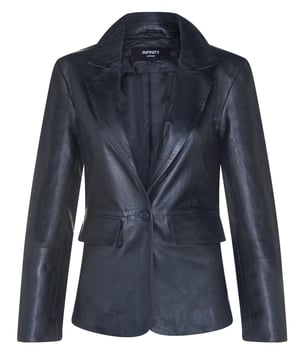 Mejora tu estilo con nuestra chaqueta blazer de cuero para mujer, una combinación perfecta de lujo y versatilidad. Confeccionada en piel de napa de cordero suave y flexible, esta chaqueta ofrece una sensación lujosa y cómoda. Esto es lo que la distingue: Lujosa piel de napa de cordero: la construcción de piel de napa de cordero suave y flexible garantiza tanto estilo como comodidad, lo que la convierte en una encantadora incorporación a tu guardarropa. Bolsillos funcionales en la cintura: dos bolsillos exteriores en la cintura añaden un toque de funcionalidad y estilo, lo que te permite llevar tus elementos esenciales con facilidad. Opciones de color versátiles: disponible en dos colores impresionantes, esta chaqueta brinda la libertad de expresar tu gusto y estilo personal. Cuello sofisticado: el cuello presenta solapas con muescas, lo que agrega un toque sofisticado y un aspecto clásico al diseño general. Cierre elegante de un botón: con un cierre de un botón, esta chaqueta estilo blazer rezuma elegancia y versatilidad, lo que la hace adecuada para varias ocasiones, ya sea que te dirijas a la oficina o salgas a pasar una noche en la ciudad. La chaqueta blazer de cuero para mujer es la elección perfecta para quienes buscan lujo y estilo en su atuendo.