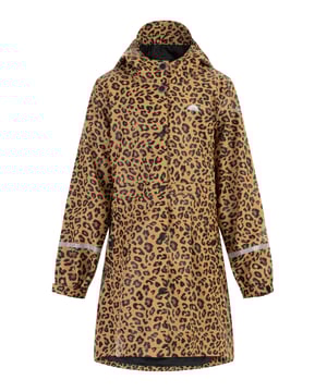 keine Füllung  Dieser Regenmantel von Schmuddelwedda Kids beweist, dass praktische Kleidung auch schon für die Kleinsten so richtig trendy sein kann. Der tolle Leo-Print gibt dabei den Ton an, aber auch die Passform und die entzückenden Details setzen Akzente. Gefertigt ist der Mantel aus einem beschichteten Material, das weder Wasser noch Wind durchlässt, kritische Nähte sind allesamt versiegelt. Mit einer Druckknopfleiste verschlossen, bietet er damit ebenso viel Schutz wie die lichtreflektierenden Streifen am Ärmel. Ein seidig-glänzendes Futter sorgt in der Innenseite für Tragekomfort. Doch damit nicht genug: Die kleinen Falten auf der Vorderseite und die großen Kellerfalten mit Schleife auf der Rückseite setzen modische Highlights. Verspielte Blümchendruckknöpfe und die lichtreflektierenden Logo-Prints runden den Look der Regenjacke ab.  Regenmantel