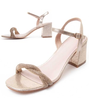 Trending sandaal met hiel voor vrouwen. Comfortabele sok. Gevoerde lederen sjabloon. Niet -Slip Sole. Versterkt naaien. Capsulecollectie in samenwerking met het merk.