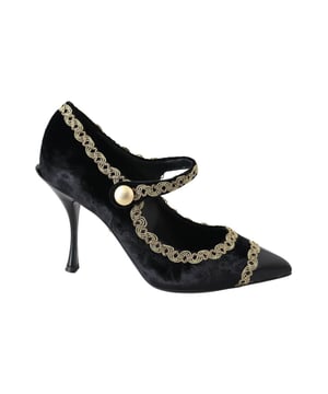Charol de terciopelo negro de felpa con bordado dorado.
  Dedos puntiagudos.
  Correas de tobillo con tachuelas doradas.
  3.5 tacones de aguja.
  Parte superior de terciopelo; Forro y suelas de cuero.
  Modelo: Mary Janes Pumps.
  Color: Negro dorado.
  Mate.