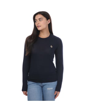 Ted Baker Averiii Merino Wool Crew Neck Jumper in navy.Soms is klassiek en simpel alles wat je nodig hebt. AVERIII is een crewneck fijn gebreide trui van zachte merino wol met een subtiele twist met onze handtekening magnolia bloem geborduurd op de borst. Dit product bevat 100% niet gemillimeterd wol en betekent dat het dierenwelzijn van de schapen is gerespecteerd.Ronde ronde hals.- Geribbelde schouders.- Geborduurde magnolia bloem logo.- Ronde hals.- 100% Wol.  Handwas.- Ref: 256098NAVY