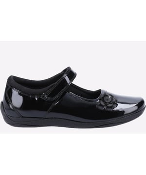 Klassischer Mädchen-Schuh für den Schulstart; Der Jessica strahlt Eleganz pur aus. Ein einfacher Klettverschluss-Riemen, der mit einem verbesserten Fersenstützer zum Schutz vor Abnutzung versehen ist, und mit einer dekorativen Blume sowie einer glänzenden Oberfläche abgerundet wird. 
Fit Left Fit Right - Ein einzigartiges Passsystem ermöglicht 5 verschiedene Breitenanpassungen für jeden einzelnen Fuß. Jedes Paar Schuhe wird mit 3 Paar Einlegesohlen geliefert.
- Obermaterial aus Leder
- Sichere Befestigung
- Ca. 18 mm Absatzhöhe