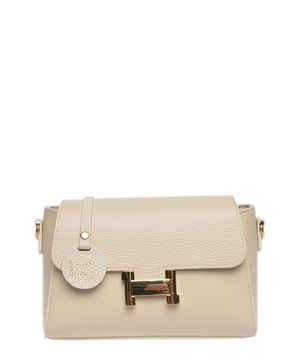 Crossbody tas
100% rundleer
Ritssluiting aan de bovenkant
Voorflap over magnetische sluiting
Afmetingen : 15x20x7 cm
Schouderriem: 112 cm verstelbaar