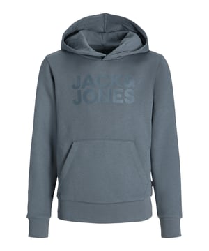 Das Jack & Jones Junior Sweatshirt für Jungs ist die perfekte Wahl für gemütliche Tage. Mit seinem klassischen Rundhalsausschnitt, den Rippbündchen an Ärmeln und Saum bietet es eine bequeme Passform, die den ganzen Tag über angenehm bleibt.  Der angesagte Logo-Print auf der Brust und die praktische Kapuze verleihen dem Sweatshirt einen coolen Look. Die Kängurutasche sorgt für zusätzlichen Komfort und Stauraum, während der angeraute Stoff mit weicher Innenseite für besonders warme und angenehme Tragegefühle sorgt.  Gefertigt aus hochwertigen Materialien, bietet dieses Langarmshirt nicht nur Style, sondern auch langanhaltenden Tragekomfort. Ein Must-have für Jungs, die es bequem und modern mögen – ideal für Freizeit, Schule oder einfach zum Relaxen.