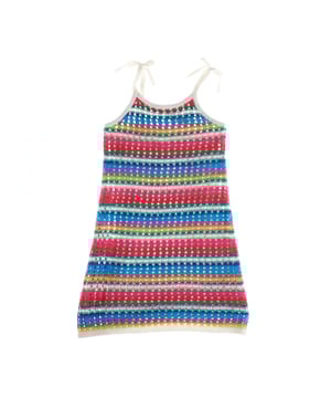 Este encantador vestido de punto a crochet para niñas combina estilo y comodidad con su tejido blando y forro interno que asegura total cobertura. 

Presenta un cuello redondo clásico y tirantes finos con lazos decorativos, añadiendo un toque delicado. 

Su diseño de rayas gruesas horizontales le da un aire alegre y moderno. 

Con un corte de silueta que sigue suavemente la figura y una longitud hasta la rodilla, es una prenda versátil, perfecta para cualquier ocasión, garantizando comodidad y estilo.
 Composición: 100% Algodón
 Cuidados:
- Lavar a máquina máx. 30ºC.
- Utilizar colores similares en el lavado.
- Evitar el uso de blanqueadores.
- Secar a baja temperatura.
- Planchar a baja temperatura.
- No lavar en seco.