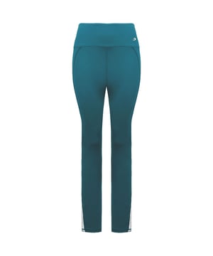 Steigern Sie Ihr Training mit der Alicia Leggings. Diese Leggings bietet nicht nur Stil, sondern auch die notwendige Unterstützung für Ihre Fitnessbemühungen. Der hohe Bund sorgt für eine schmeichelhafte und bequeme Passform, die bei Ihren Bewegungen an Ort und Stelle bleibt. Das 4-Wege-Stretchmaterial ermöglicht uneingeschränkte Bewegungsfreiheit und macht jede Dehnung und jeden Schritt mit. Die komprimierende Passform sorgt für ein stützendes Tragegefühl und schmiegt sich an den richtigen Stellen an Ihren Körper – für einen schlanken Look und verbesserte Leistung. Die Alicia Leggings verfügt über eine praktische Seitentasche, in der Sie wichtige Dinge wie Schlüssel oder einen kleinen Musikplayer verstauen können. So haben Sie die Hände frei und können sich ganz auf Ihr Training konzentrieren. Das charakteristische 3D-BOXRAW-Injektionslogo verleiht der Leggings einen Hauch von Branding und unterstreicht die Liebe zum Detail und die Qualität des Kleidungsstücks. Mit einem geschwungenen Seitenteil sowie einer geschwungenen Passe und einem geschwungenen Bund bietet diese Leggings Stil und Funktionalität zugleich. Die geschwungenen Designelemente sorgen für eine schmeichelhafte Silhouette und verbessern die Gesamtpassform. Trotz ihrer stützenden Eigenschaften sind diese Leggings leicht und ermöglichen Ihnen Bewegungsfreiheit und optimalen Komfort während Ihrer Trainingseinheiten. Kurz gesagt: Die Alicia Leggings sind die perfekte Wahl, um Ihr Training auf das nächste Level zu bringen. Mit ihrem Vier-Wege-Stretchmaterial, dem hohen Bund, der komprimierenden Passform, der Seitentasche und den stylischen Designdetails bieten sie den Halt und die Funktionalität, die Sie brauchen, ohne Kompromisse beim Stil einzugehen. Machen Sie sich bereit, Ihre Fitnessziele bequem und selbstbewusst mit diesen außergewöhnlichen Leggings zu erreichen.