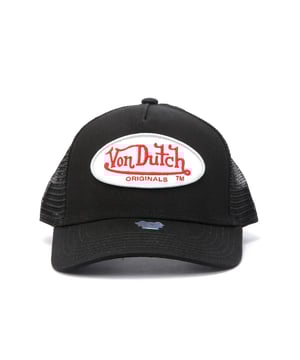 Ikonische Trucker Cap mit einer Krone und einem Schirm aus Baumwolltwill. Die Rückseite aus Polyester-Mesh sorgt für Atmungsaktivität, während der leicht gewölbte Schirm einen Hauch von Flair verleiht. Mit dem ovalen Heritage-Logoaufnäher auf der Vorderseite.