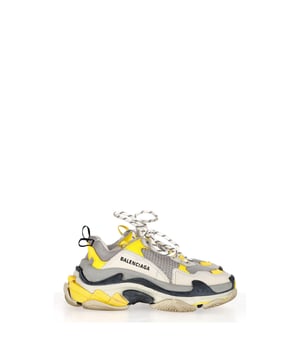 VINTAGE, NEUPREIS WIE NEU  
Erleben Sie den modernen Stil der Balenciaga Triple S Sneakers aus grauem Polyurethan. Diese Sneakers zeichnen sich durch ihr trendiges und modernes Design mit der klobigen Silhouette und dem grauen Polyurethanmaterial aus. Die dreischichtige Sohle fügt nicht nur ein markantes visuelles Element hinzu, sondern sorgt auch für überlegenen Komfort und Unterstützung. Die Schnürung bietet einen sicheren Sitz, während der gepolsterte Schaft und die Zunge zusätzlichen Komfort für ganztägigen Tragekomfort bieten.  

Balenciaga Triple S Sneakers aus grauem Polyurethan  
Farbe: grau, gelb  
Material: Polyurethan, Polyester  
Zustand: Sehr gut  
Größe: EU36/UK3  
Abnutzungserscheinungen: Mäßiger Verschleiß insgesamt; Kleine Spuren auf der Oberfläche  
SKU: 364840 / BAPUGBSH364840W