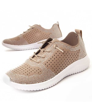 Zapatilla cómoda para mujer. Ajuste confortable. Plantilla acolchada. Suela antideslizante. Costura reforzada. Fabricada por otras marcas para nuestra marca.