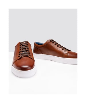 Oliver Sweeney Signature Low-Top-Cupsoles, aus feinstem Kalbsleder gefertigt und von Hand vollendet.  
Cupsole-Konstruktion Kalbsleder-Obermaterial Lederfutter Gummisohle Gefaltete Nahtdetails  
Die Farben des Futters können variieren.  
Hergestellt in Indien  
HAYLLE