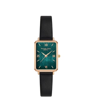 The watches Hampton from Victoria Hyde London convinces with its classic elegance. The square case of the watch is a real eye-catcher and shines in a shiny gold. The green dial and black leather strap give the watch a retro charm
Movement：Miyota 2035
Glass：Mineral glass
Watch band material： Leather
Case size： 22 mm x 28mm
Watch strap width : 12mm
