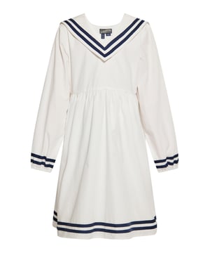 Dieses Kinderkleid versprüht dank des maritimen Kragens, der quadratischen Rückseite und der V-förmigen Vorderseite einen maritimen Charme. Zierstreifen am Kragen und an den Manschetten verleihen den langen Ärmeln einen einzigartigen Charme. Die geraffte Taille sorgt für einen zeitlosen, nautisch inspirierten Look, der oft mit Schuluniformen assoziiert wird. Ein knielanges Kleid, perfekt für die jüngsten Liebhaber klassischer Stile mit einem Hauch von maritimem Stil. Dieses Produkt ist Teil der Kids-Kollektion.  Kleid