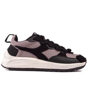 Esta moderna zapatilla para mujer Jolly de Diadora presenta un look de zapatillas de moda y un estilo sofisticado. Estas de lujo. Las zapatillas deportivas estilo running cuentan con una parte superior suave con detalles acentuados. Estas zapatillas deportivas tienen una suela llamativa. Amortiguación premium y representa la moda deportiva con una nueva versión de la silueta clásica de todos los tiempos.