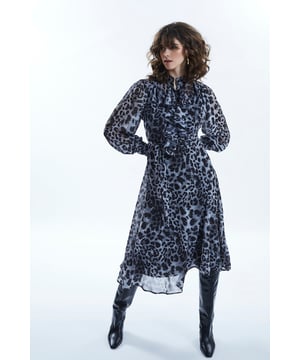This James Lakeland chiffon dress is a beautifully re-edited design, featuring an all-over grey-toned leopard print. With its dramatic ruffling at the front and sewn-on belt to cinch the waist. With smoke sleeves ending in frilled cuffs matching the frilled mandarin collar. Buttoning the front the waist up, this classic yet cool dress is a wardrobe staple.