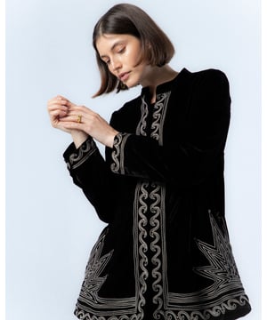 La chaqueta cuello mao Bruna te hará sentir la calidez del invierno con un estilo único. El bordado a mano y su tejido aterciopelado hacen de esta chaqueta una pieza original y elegante.
 
 
 
 
 
 
 
 Chaqueta evasé. 
 
 
 
 Bolsillos laterales. 
 
 Detalle de bordado a máquina y mano. 
 
 Tejido terciopelo.