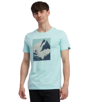 Mit dem 'SEVY REMAKE' T-Shirt von ragwear setzen Sie ein Statement für Downhill und Nachhaltigkeit. Es bietet mit seinem Regular Fit und dem weichen Materialmix den ganzen Tag über Tragekomfort. Der markante Downhiller-Print verleiht jedem Outfit eine sportliche Note - perfekt für Sommerabenteuer.