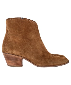 VINTAGE, RRP AS NEW
Isabel Marant’s Dacken Ankle Boots in brown suede combine timeless Western influences with modern flair. The Cuban heel elevates the look while the suede and signature Western panels offer a stylishly rugged finish. Whether paired with dresses or denim, these boots effortlessly complement any outfit throughout the year.




Isabel Marant Dacken Ankle Boots in Brown Suede
Condition: Very good
Signs of wear: Minor markings, Lightly used but very well maintained. Minor mark at soles & creasing, light scuffing at the soles and heels.
Packaging: None
Color: Brown 
Material: suede
Size: EU | 36/US6
Measurements: Heel height: 45; Insole length: 250
SKU: NAPPUGBSH447375W
