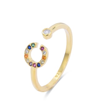 925 Sterling Zilver en Multicolour Zirkonia C Ring afgewerkt in 18kt geel goud. Naast het bereiken van globe-trotting stijlen, maken onze ontwerpen een verschil en maken een radicaal verschil. Zorgvuldig handgemaakte ontwerpen met materialen van topkwaliteit en fonkelende zirkonia's brengen een alfabet in verschillende maten tot leven. Het exotische ervan: initialen op 925 Sterling zilver, wordt alleen geëvenaard door zijn ingetogenheid. Intuïtief, bedachtzaam, het klopt elke keer als je het draagt en vertegenwoordigt als weinig anderen het meest kosmopolitische stedelijke karakter: BE AUTHENTIC (NOT) UNIQUE.