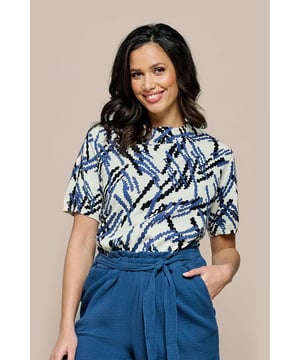 Ontdek de Mylah print top, een verfijnd ontwerp dat moeiteloos stijl en comfort combineert. Deze zachte, gebreide dames top met korte mouwen in een tijdloze grafische print in denim blauw, zwart en offwhite is een essentieel stuk voor jouw garderobe. Met een brede ronde hals, afgewerkt met ribboorden en een recht vallende pasvorm, straalt de Mylah damestop klasse uit. Vervaardigd van 100% biologisch katoen biedt deze top niet alleen comfort, maar voelt die ook heerlijk zacht aan op de huid. Draag de dames top chic of casual, de top past perfect bij een witte jeans of combineer met een blazer en pantalon voor een stijlvolle zakelijke look. Dit hoogwaardige breisel vervaardigd van biologisch katoengaren is een duurzame toevoeging aan de collectie van Mart Visser.