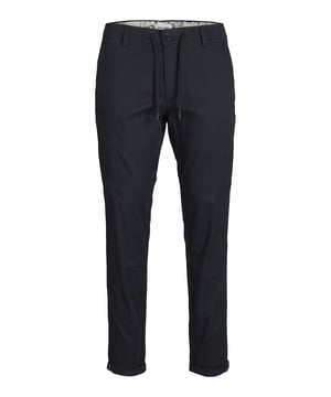 Die Jack & Jones Chinohose für Herren überzeugt mit ihrem modernen Slim-Fit-Schnitt, der sich durch schmale Knie und schmale Beinöffnungen auszeichnet. Der Haken- und Ösenverschluss mit Reißverschluss sorgt für einen sicheren Sitz und eine bequeme Passform. Dank der Mid-Rise-Taille und Gürtelschlaufen lässt sich die Hose vielseitig kombinieren. Praktische Taschen vorn und Gesäßtaschen bieten zusätzlichen Stauraum. Die umschlagbaren Säume verleihen der Hose einen individuellen Look. Gefertigt aus hochwertigen Materialien, bietet diese Chinohose einen hohen Tragekomfort – perfekt für Büro, Freizeit oder besondere Anlässe.