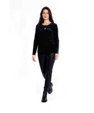 Este elegante top de terciopelo con purpurina causará sensación. El escote nudo y las mangas ajustadas crean una silueta muy femenina. Este favorecedor top es perfecto para cualquier evento y se convertirá en tu nuevo favorito. 
95% Poliéster 5% Elastano
Lavado a máquina a 40
No planchar Lavar a máquina a 40ºC.