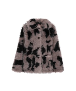 Breid je garderobe uit met dit bedrukte zwart-witte bontjack met een uniek Dalmatisch printontwerp. Het kraagloze silhouet en de verborgen sluiting voegen een vleugje verfijning toe, terwijl de zachte buitenkant comfort biedt. Perfect om een ​​opvallend dierenprintstatement aan je outfit toe te voegen.  Jas