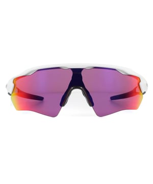 Oakley Zonnebril Radar EV Path XS OJ9001-18 Matte White Prizm Road. De klassieke Radar van Oakley is nu beschikbaar voor sportieve jongeren met dit model voor jongeren met een speciaal ontworpen frame dat past bij jongere, kleinere gezichten. De gebruikelijke technische excellentie van Oakley met Unobtainium oorkussens en neuskussentjes en een precieze optische uitlijning maken deze een uitstekende keuze voor elke enthousiaste sportieve tiener.