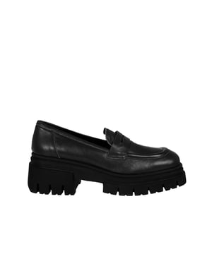 Deslizables y cómodos, estos zapatos proporcionan un confort sin igual y facilidad de uso, perfectos para salidas rápidas de casa o largos paseos por la ciudad.

La punta redonda les añade un encanto clásico, al mismo tiempo que ofrece suficiente espacio para los dedos, lo que aumenta el confort durante todo el día.

En una plataforma que no solo añade unos centímetros de altura, sino que también mejora la amortiguación y la estabilidad, estos zapatos son ideales para personas que valoran la comodidad y el estilo.

Hechos de cuero natural de alta calidad, estos zapatos garantizan durabilidad y una apariencia elegante que adquiere carácter y nobleza con el tiempo.

Empaquetados en una caja de la marca, que es perfecta para regalo, estos zapatos son una elección ideal para cualquier persona que valore la calidad y el cuidado por los detalles.