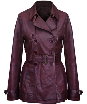 Adéntrate en la elegancia atemporal con nuestra gabardina clásica. Esta obra maestra de doble botonadura muestra las características icónicas que definen el estilo de la gabardina. Su cierre tradicional de tres botones conduce a un cuello con muescas que se puede asegurar con una hebilla, evocando un cuello estilo camisa clásico para mayor calidez. La longitud extendida de la chaqueta proporciona protección adicional contra el frío, lo que la convierte en un elemento esencial del guardarropa de invierno versátil. Elementos clave del diseño: confeccionada con 100% de cuero napa ultra suave de primera calidad para una calidad y comodidad inigualables. Estilo clásico de gabardina con un diseño cruzado y cierre abotonado. El cinturón ajustable y las correas en los puños garantizan un ajuste a medida que complementa tu forma. Cuello con muescas con una hebilla para mayor estilo y calidez. Dos discretos bolsillos calientamanos en la cintura ofrecen un almacenamiento conveniente. Esta gabardina combina sin esfuerzo el estilo atemporal con la funcionalidad, lo que la convierte en un artículo imprescindible para quienes aprecian la moda clásica y la protección contra los elementos. Mejora tu guardarropa con esta pieza icónica.