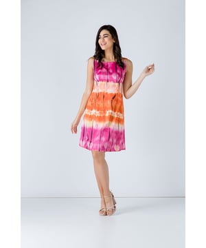 Vestido estampado multicolor sin mangas y escote barco. Costura debajo del busto con pliegues justo debajo en la parte delantera y trasera. Cierre con cremallera oculta en la espalda. Línea Imperio. Nuestro modelo mide 172 cm y lleva la talla 36/S. Medidas de la talla 38 (en cm): Hombro -37; Pecho-42; cintura-40; Abajo-57; Longitud del cuerpo-92. 92%PES-8%ELASTANO