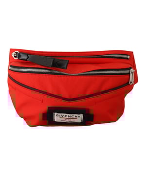 A estrenar con etiquetas y bolsa guardapolvo.
  Color: Rojo/Negro.
  Material: Poliamida 92% Acrilico 8%.
  Cierre de cremallera.
  1 compartimento principal.
  1 bolsillo con cremallera.
  Herrajes plateados y placa con el logotipo.
  Longitud de la correa a.
