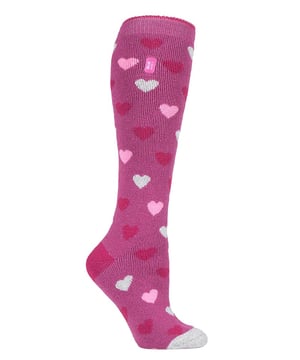 Die neue Heat Holders Lite Socke ist da! Jetzt mit einem extra langen Modell! Die Schöpfer der Heat Holders haben auf den Wunsch der Kunden gehört, eine Thermosocke zu kreieren, die nicht so klobig ist. Jetzt passen die Heat Holders in einen normalen Kleidungsschuh oder Turnschuh. Aber mit einer soliden Tog-Einstufung von 1,6 sind Ihre Füße immer noch extrem warm! Mit den vielen fabelhaften Mergel-Twist-Modellen, die zur Auswahl stehen, sind Ihre Füße elegant und warm zugleich - wer würde das nicht wollen? Diese Version der Heat Holders Lite Socken ist extra lang und reicht bis knapp unter das Knie, so dass Sie Ihr ganzes Bein wärmen können. Hauptmerkmale Heat Holders Yarn - Unser speziell entwickeltes Thermogarn bietet eine leistungsstarke Isolierung gegen Kälte und eine hervorragende Feuchtigkeitsableitung. Heat Holders Loops - Die innovative Stricktechnologie erzeugt unseren einzigartigen, extra langen Schlingenflor, der mehr warme Luft einschließt und den TOG-Wert erhöht. Heat Holders Brushing - Unser fachmännisches Bürstverfahren maximiert die Menge an warmer Luft, die in jeder Socke gehalten wird, und sorgt so für absolute Wärme und ganztägigen Komfort. Heat Holders Lite Long Tog rating - Diese Socken wurden wissenschaftlich getestet, um 5x wärmer zu sein als eine einfache Baumwollsocke, mit einem Tog rating von 1,6. Diese neue Version der Heat Holders löst das Problem des zu dicken" Elements der ursprünglichen Heat Holders. Diese Thermo-Wintersocken sind dünn genug, um in Ihre Alltagsschuhe zu passen, aber dick genug, damit die Wärmeisolierungstechniken von Heat Holders noch funktionieren. Wenn Sie Schwierigkeiten haben, Ihre dicken Original Heat Holders in Ihre Stiefel oder Schuhe zu bekommen, dann haben wir hier die Lösung für Sie! Diese Socken bestehen aus 91 % Acryl, 5 % Nylon, 3 % Polyester, 1 % Elasthan, haben die Damengrößen 4-8 UK und sind in 4 verschiedenen Farben erhältlich: Schwarz-grau gestreift, marineblau gepunktet, rosa Herzen und lila gepunktet. Sie sind sicher maschinenwaschbar.