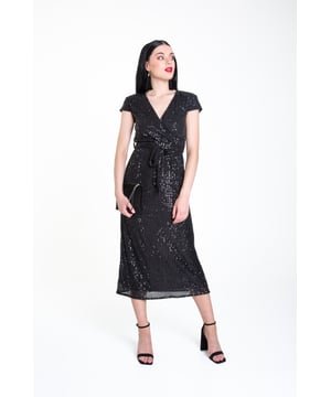 Wenn Sie sich nicht sicher sind, was Sie für die Party anziehen sollen, wird dieses Midi-Wickelkleid mit Paillettengürtel Ihr bester Freund sein. Es eignet sich für jeden Anlass und lässt Sie aus der Menge herausstechen und schimmern. Ziehen Sie Riemchenschuhe und eine passende Tasche für schlichte Eleganz an.