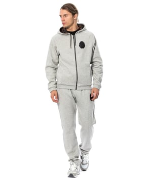 Sweatsuit met Hooded Sweater en Geplakte Logo Broek  
Sweater met capuchon, tweewegs ritssluiting en lange raglanmouwen  
Sweater met twee handzakken en gemusterde voering  
Sweater met verstelbare capuchon en ribgebreide boorden en onderrand  
Broek met elastische en verstelbare tailleband  
Broek met twee handzakken en een naad aan de voorkant  
Broek met logo patch nabij de linkerhandzak  
Gemaakt in Italië  
Materiaal: 100% Katoen