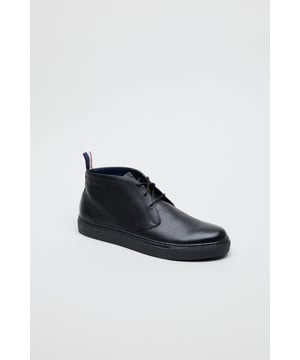 Erhöhen Sie Ihren Stil mit diesen Chukka-Boots, die über ein hochwertiges, gemilltes Leder-Obermaterial für Strapazierfähigkeit und Eleganz verfügen. Entworfen mit einem charakteristischen Karofutter für zusätzlichen Flair und einer robusten Gummisohle für zuverlässige Traktion und ganztägigen Komfort.