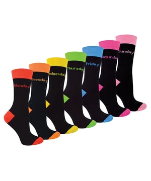 Señoras, ¡tenemos calcetines para todos los días de la semana! De lunes a domingo, estos calcetines están aquí para mantener tus pies felices y cómodos con su suave algodón y sus coloridos estilos de talón y puntera. Cada par está fabricado con fibras ricas en algodón, suaves y cómodas, para que puedas llevarlos todo el día sin que te salgan ampollas ni rozaduras. Tienen tacones y punteras de colores que los hacen divertidos de llevar todos los días de la semana. Estos calcetines indican los días de la semana en la parte superior de la pantorrilla y de forma llamativa en la parte superior de la puntera. De lunes a domingo, todos tienen colores diferentes para que tus pies disfruten de una saludable variedad durante toda la semana y no vuelvas a olvidar qué día es. Son una excelente idea de regalo para tus amigos, familiares o incluso para ti mismo. El paquete de calcetines perfecto para cualquiera que se olvide siempre de qué día es. Estos calcetines de mujer vienen en paquetes de 7 pares y están hechos de 55% algodón, 23% nailon, 20% poliéster y 2% elastano. Vienen en talla única de mujer: 4-8 UK y también son lavables a máquina.