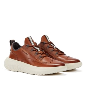 Presentamos el Cole Haan Zerogrand, el zapato deportivo con estilo brogue definitivo. Fabricado con una parte superior de cuero pulido, combinado con una innovadora suela de goma gruesa, estas elegantes zapatillas de cuero brogue combinan la comodidad de una zapatilla para correr con el refinamiento elegante de un zapato de vestir. Con características como la suela grand 360, la plantilla con una excelente amortiguación y la presilla del talón para un uso fácil, estas zapatillas brindan comodidad, lujo y estilo incomparables.