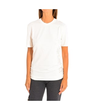 Camiseta clásica con mangas Zumba. 
Color Blanco
Clásica y versátil con un calce fácil. 
Cuello redondo. 
Gráfico en el frontal y la espalda con motivos de la marca.
El tejido suave y de corte holgado.
Mangas y bajo con borde sin rematar.
Costuras vistas a tono.

Composición:  48% Poliéster, 48% Algodón, 4% Elastano.

-Utilizar lavadora a temperatura máxima 30º .
-Utilizar secadora.
-Se puede utilizar Lejía.
-Planchar a temperatura máxima 110º.