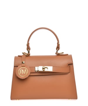 Crossbody tas
100% rundleer
Metalen gespsluiting aan de voorkant
Intern vak met rits
Afmetingen : 14,5x19x7 cm
Handvat: 20 cm
Verstelbare schouderriem: 120 cm