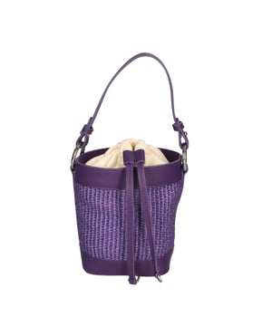 Bolso bombonera de mujer con cierre de cordones. Equipado con un asa extraíble que se puede reemplazar con una correa para el hombro. Producto artesanal italiano en cuero genuino y paja. Hecho en Italia