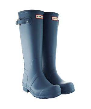 Maak een plons in stijl met de Hunter Original Tall Heren Blauwe Wellington Laarzen. Deze iconische laarzen, geroemd om hun vakmanschap en duurzaamheid, zijn een klassieke keuze voor het navigeren regenachtige dagen met flair.

Belangrijkste kenmerken:

 Lang ontwerp:  Het hoge silhouet biedt optimale bescherming tegen regen, modder en plassen en maakt tegelijkertijd een stoer modestatement.

 Hoogwaardige rubberen constructie:   Gemaakt van waterdicht en duurzaam natuurrubber, zijn deze laarzen ontworpen om natte en modderige omstandigheden te weerstaan, zodat je voeten droog en comfortabel blijven.

 Blauwe kleur: De levendige blauwe tint voegt een speels en stijlvol accent toe aan je ensemble bij nat weer, voor een opvallende look op druilerige dagen.

 Iconische logodetails:   Let op het iconische Hunter logo aan de voorkant van de laarzen, dit symboliseert de toewijding van het merk aan kwaliteit en stijl.

 Voering van textiel:   De laarzen kunnen een zachte voering van textiel hebben voor meer comfort en isolatie bij koeler weer.

 Gekalanderde buitenzool:   De gekalanderde rubberen buitenzool zorgt voor uitstekende grip en tractie, waardoor deze laarzen geschikt zijn voor verschillende terreinen.

 Verstelbare inzetrand: Sommige modellen hebben een verstelbare inzetrand aan de bovenkant van de laars, voor een pasvorm op maat en voor verschillende kuitmaten.

Stap op regenachtige dagen vol vertrouwen en stijl naar buiten met de Hunter Original Tall Wellington Boots â€" een modieuze en functionele keuze voor wie houdt van iconisch design en betrouwbare prestaties.